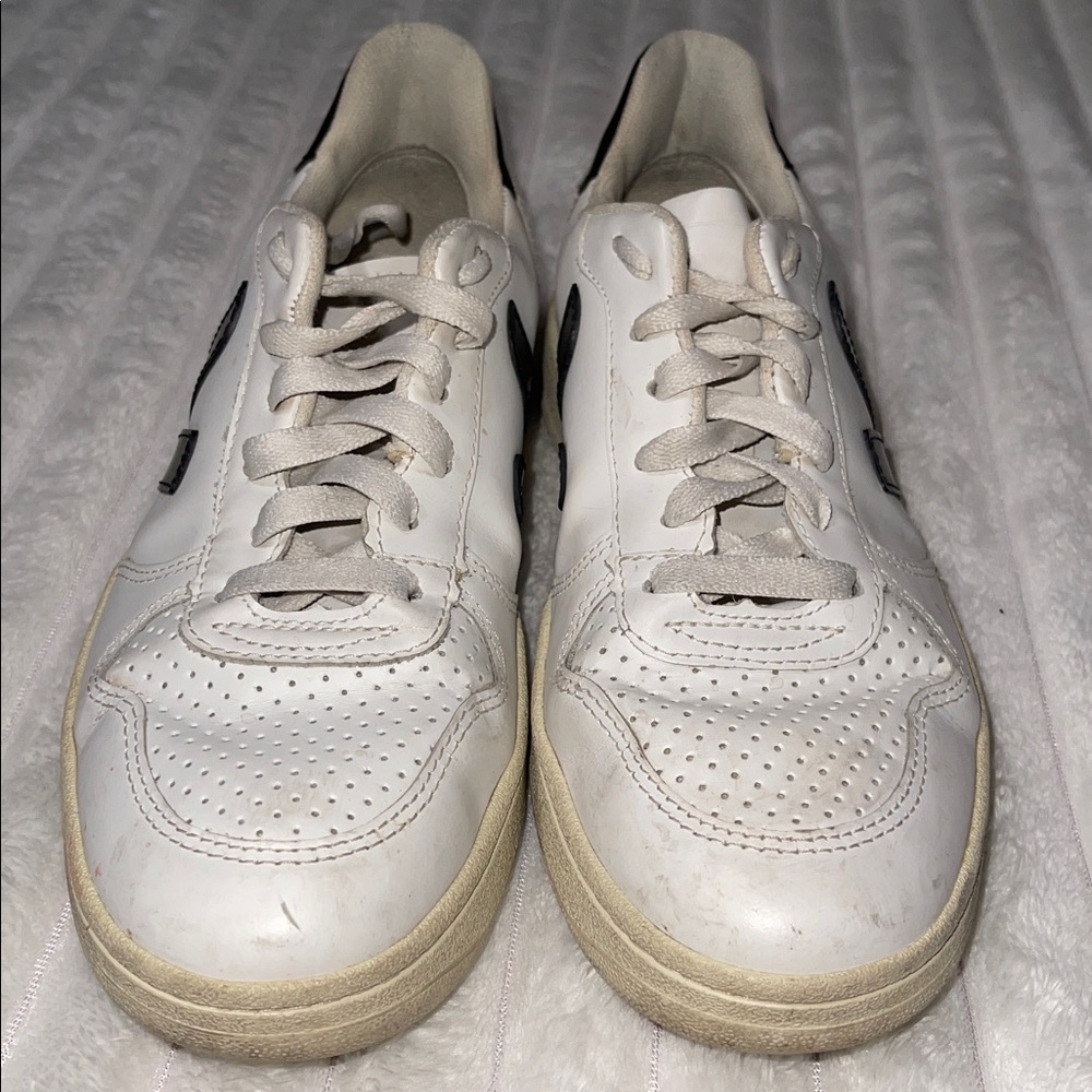Veja Sneakers | Size 7 Women - Picture 3 of 7